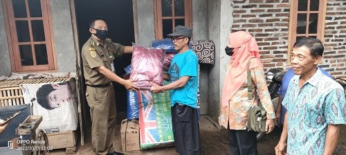 12__Bansos_Untuk_Salah_Satu_Warga_Pucangagung.jpg