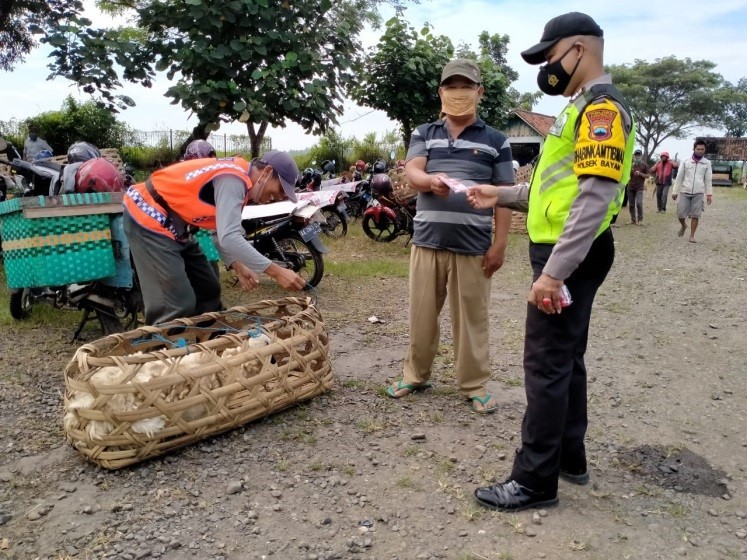 SOSIALISASI PROTOKOL KESEHATAN DI PASAR HEWAN