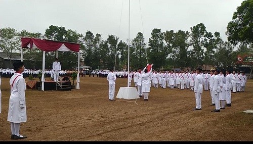 Upacara Pengibaran Bendera tetap Khidmad Walaupun Gerimis