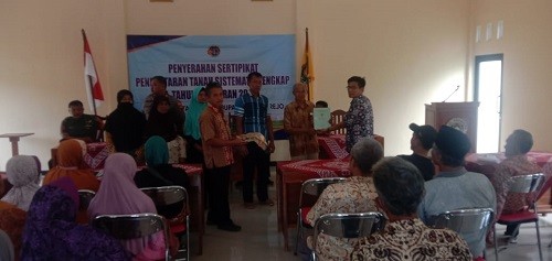 Penyerahan Sertifikat Tanah di Desa Dewi