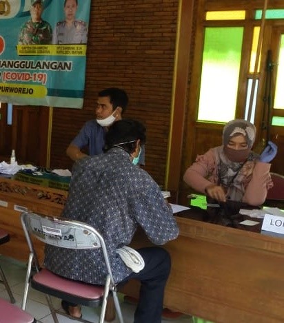 Penyaluran BPNT di Pendopo Kecamatan Bayan