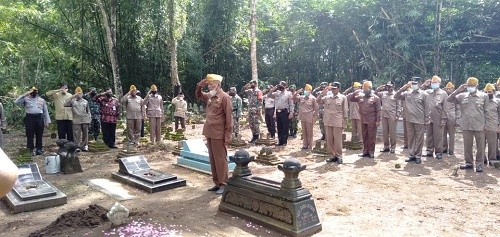 Pemancangan Bambu Runcing di Kelurahan Sucenjurutengah