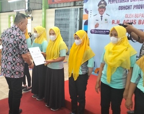 Penyerahan BLT DBHCHT di PT BRS Purworejo