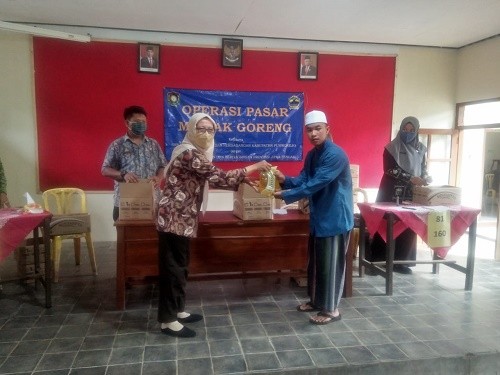 Operasi pasar minyak goreng tahap 2 di Kelurahan Sucenjurutengah