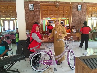 DOORPRIZE UTAMA JALAN SEHAT DIRAIH IBU-IBU