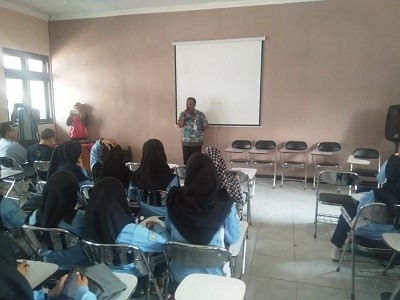 CAMAT BAYAN MENGHADIRI SOSIALISASI DAN PEMERIKSAAN TB DI AKPER PURWOREJO