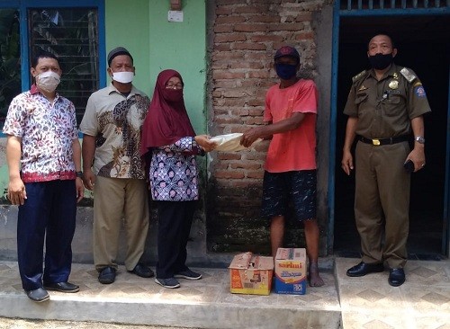 Distribusi Bantuan untuk korban bencana di Desa Jatingarang