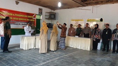 PELANTIKAN DAN PENGAMBILAN SUMPAH PERANGKAT DESA SAMBENG