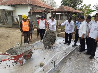 PEMBANGUNAN JALAN RABAT BETON KEL. SUCENJURUTENGAH