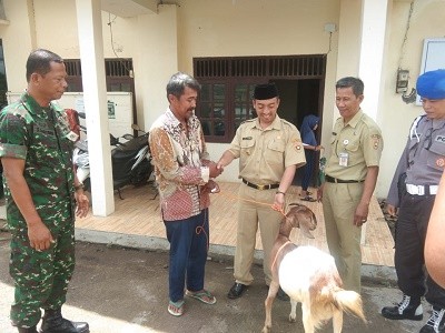 PENYERAHAN BANTUAN PROPENDAKIN DI DESA POGUNGJURUTENGAH